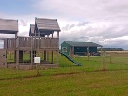 The climbing frame and bothy, everything is well kept.