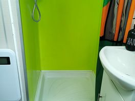 Una de las dos duchas para hombres