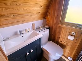 Very clean bathroom.