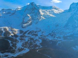 Les montagnes enneigées
