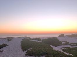Playa delante del camping.