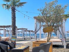 Blick von der bar auf den strand.