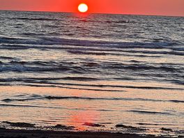 Wschód słońca na plaży przy campingu