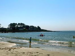 On peut vraiment nager, la zone de baignade est grande et sans rochers, l’accès à la plage top