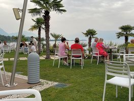 Strandbar mit blick auf den see