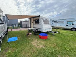 Emplacement super, rien à dire, espace++, plat, de l’herbe, calme, animaux ok