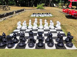 Jeu d'échecs et de dame en grandeur nature