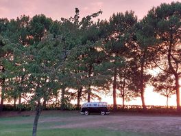 Vers l'entrée du camping au lever du jour