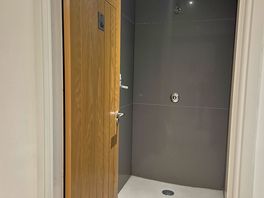 Single large shower