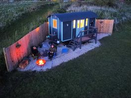 What a beautiful hut, and location.