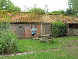 Stables/shower/toilet/shop