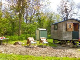 Private outdoor space around the hut