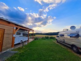 Stellplätze. grauwasserentsorgung, frisch wasser anschluss, im carport die steckdosen für strom