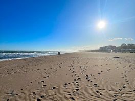 Plage accessible directement par le camping.