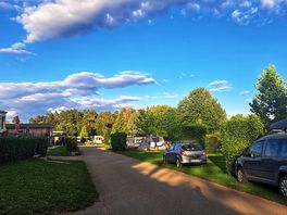 Platz für zelte, autos, wohnmobile...mit schönen grünflächen
