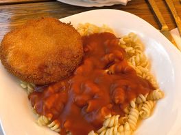 Jägerschnitzel mit tomatensoße und nudeln