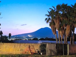 Vu du camping sur le vésuve avec naples au loin