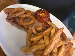 Steak with no trimmings. just as i ordered. cooked to perfection.