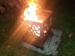 Fire pit. wood, firelighters and lighter provided.