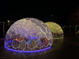 Hierin waren tafels geplaatst en was reuze gezellig en lekker