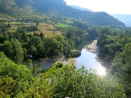 Der blick von den serpentinen auf den campingplatz und fluss