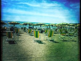 Der strand mit aufsicht. und einem kleinen spielplatz für kinder.