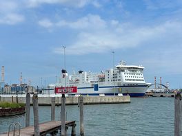 À côté du port