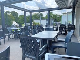 Snack bar with opening/closing roof for shade