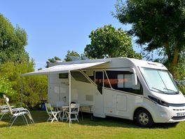 Profitez d’un emplacement nu équipé en électricité pour un confort optimal en plein air.