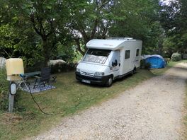 Emplace spacieux et ombragé