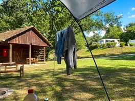 Uitzicht vanaf de tent op een rustige sta-plaats