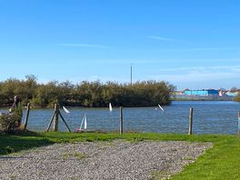 Motorised boats on the lake