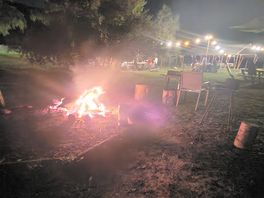Feux de camp au bord de la loire, la nuit tombée.
