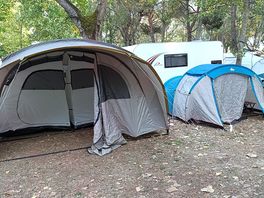 Piazzole grandi , noi avevamo due tende e auto.