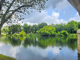 Il camping dall'altra sponda del fiume