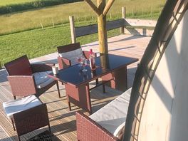 Outside dining and decking