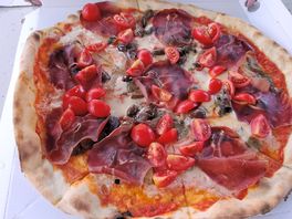 Pizza con prosciutto di cinghiale