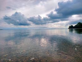 Reflet des nuages dans l’eau de la mer