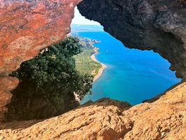 Ein stein mit höhle erreichbar über einen wanderweg direkt vom campingplatz aus. ca. 45 minuten