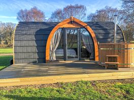Wood fired hot tub in Bluebell Pod