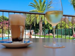 Restaurant face a la piscine