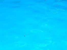 Carrelage du bord de piscine qui tombe