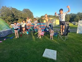 8 kids on tour