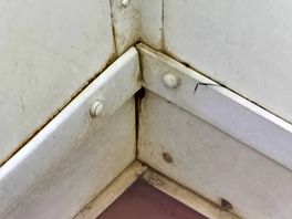 Gents shower