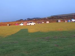 Große wiese, blick in den campingplatz