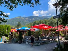 Bar serves breakfast and pizzas during the week