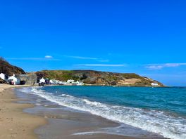 Stunning coast line just over a mile away and easy to walk to