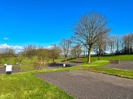 Level, spacious pitches with EHU