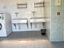 Sanitäre anlagen inklusive waschmaschine. alles sauber
