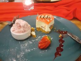 Strawberry and prosecco cheesecake with strawberry ice cream